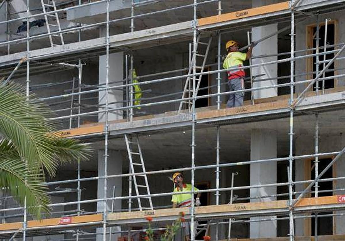 Varios operarios trabajan en un edificio en construcción en Murcia, en una imagen de archivo.