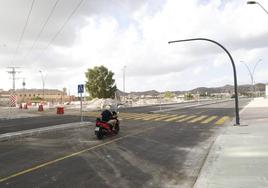 Un motorista circula por el tramo recién abierto al tráfico.