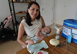 Noelia Barceló saca leche para su hija Vega y para donar, esta semana durante las vacaciones.