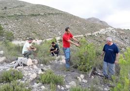Pedro Quiñonero, de rojo, junto a otros miembros de Bosque 02, en la Sierra de El Almirez.