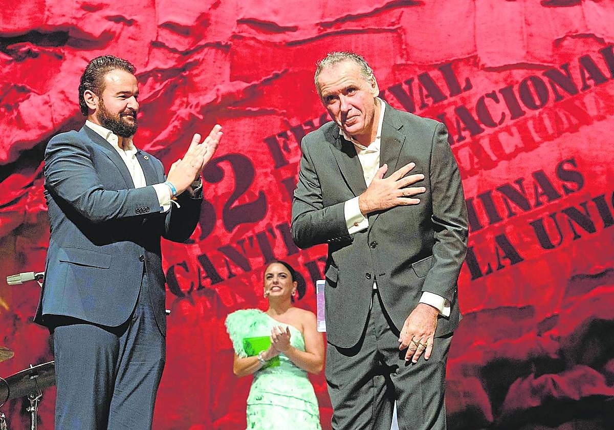Gonzalo Wandosell, cronista oficial de La Unión, anoche, junto al alcalde en la Catedral del Cante.