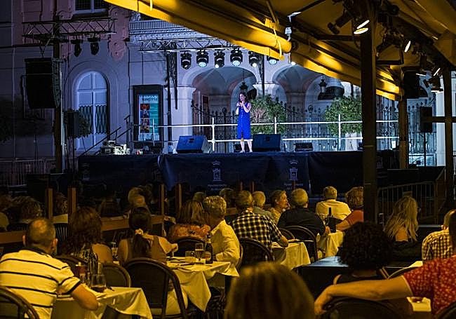 Monólogo de la cómica Carolina Noriega en la plaza del Romea, el pasado viernes, dentro del ciclo 'CenArteFest'.