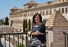 María Dolores García Mascarell posa sonriente en Los Jerónimos, sede de la UCAM.