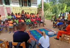 El profesor Manuel Pardo, durante una formación a escolares en Uganda.