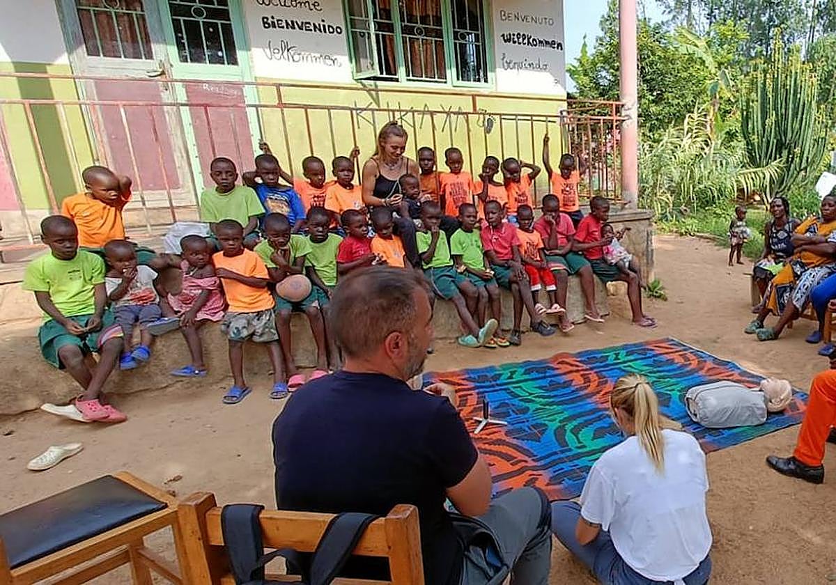 El profesor Manuel Pardo, durante una formación a escolares en Uganda.