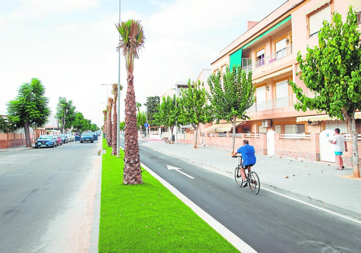 Un ciclista transita por la calle Salar de La Torre, que ha estrenado aceras y asfalto.