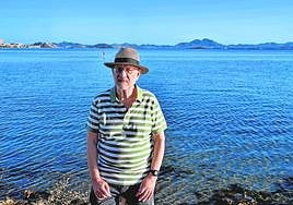 El profesor y poeta David Pujante, en La Manga, donde pasa sus vacaciones.