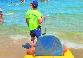 Baño asistido, en una playa de Orihuela Costa.