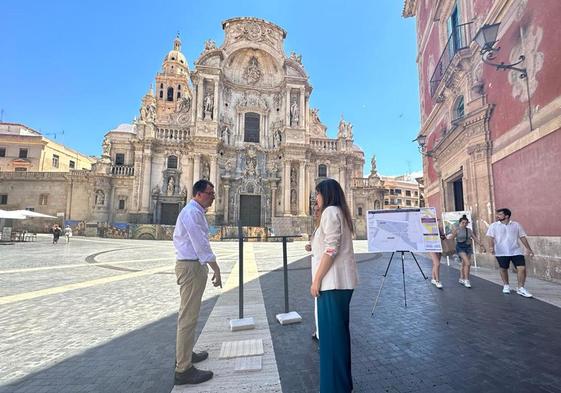 José Ballesta y Rebeca Pérez, durante la presentación de la propuesta en la plaza Belluga de Murcia.