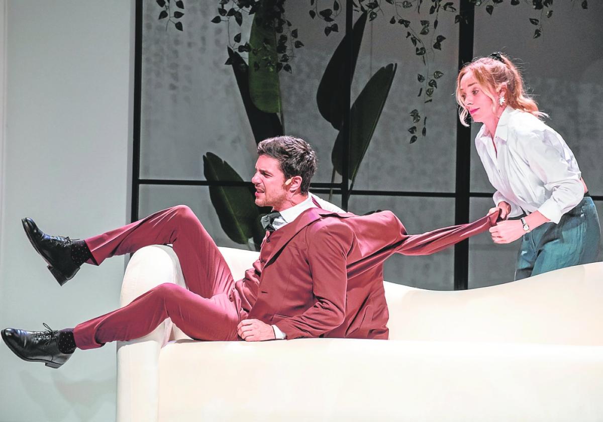 Ángela Cremonte y Alejo Sauras, interpretando 'La ilusión conyugal' en el LIII Festival de San Javier.