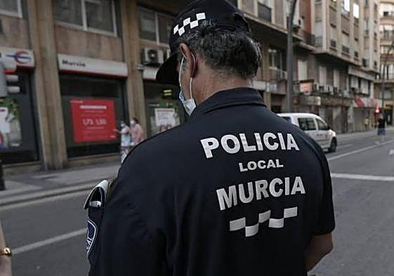Un policía local de Murcia, en una fotografía de archivo.