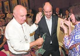 Esteban Bernal Aguirre, Juan Manuel del Rey, director del Corral de la Morería, y Blanca del Rey, en la entrega en La Unión del premio 'Esteban Bernal'.