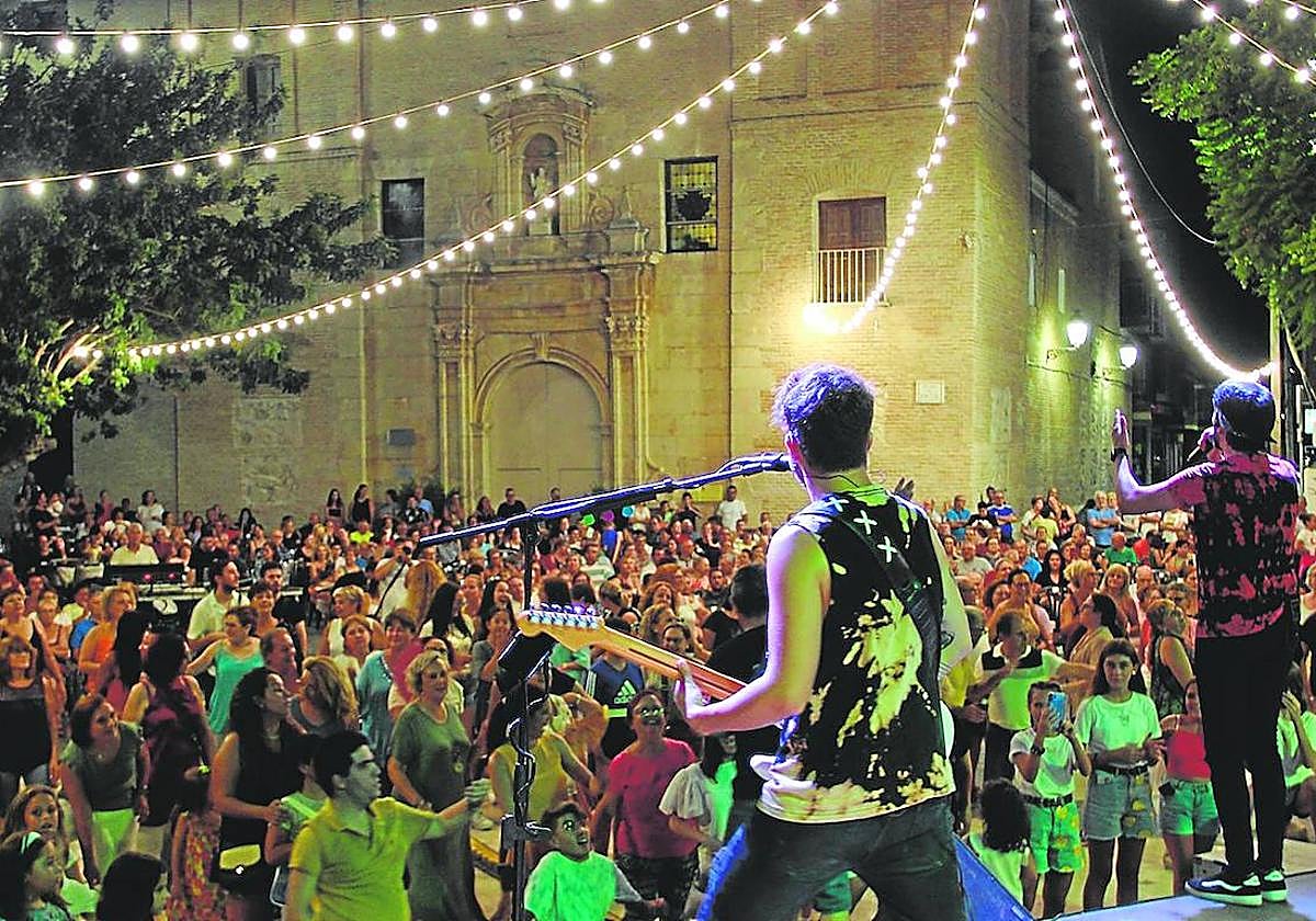 La plaza Ramón y Cajal, repleta, durante las fiestas patronales del pasado año.
