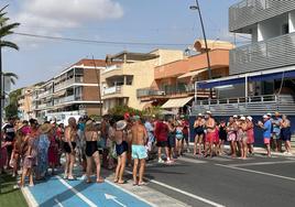 Vecinos y veraneantes protestan por la presencia de medusas en las playas de Lo Pagán, este miércoles.