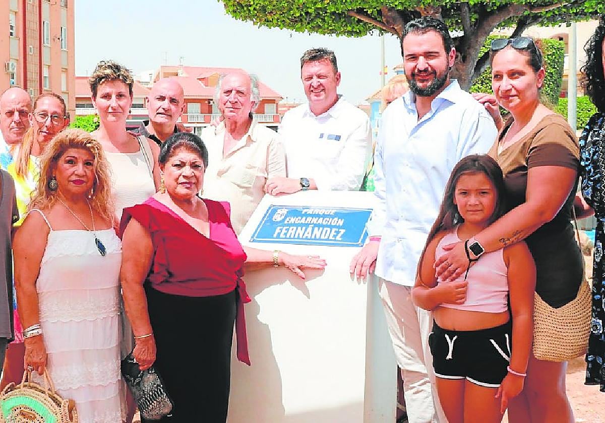 Encarnación Fernández, en el centro, con el alcalde de La Unión, miembros de la Corporación y familiares, en la inauguración del parque.