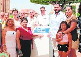 Encarnación Fernández, en el centro, con el alcalde de La Unión, miembros de la Corporación y familiares, en la inauguración del parque.