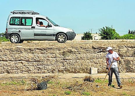 Imagen secundaria 1 - Trabajos de desbroce en la alberca de Larache, en el Huerto Hondo, y un arqueólogo explica los hallazgos en el Molino Armero. 