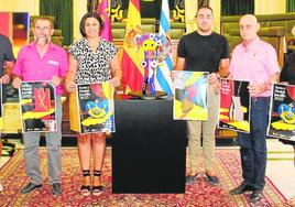 Presentación de la escultura 'Entrelazados', con la concejal de Festejos, Asun Navarro (4i), y los representantes de los colectivos festeros.