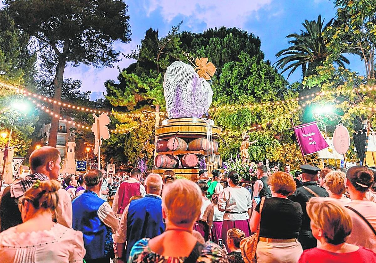 Fuente del vino del pasado año, con las peñas festejando su inauguración.