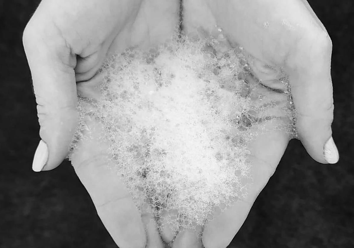 Confesión entre manos