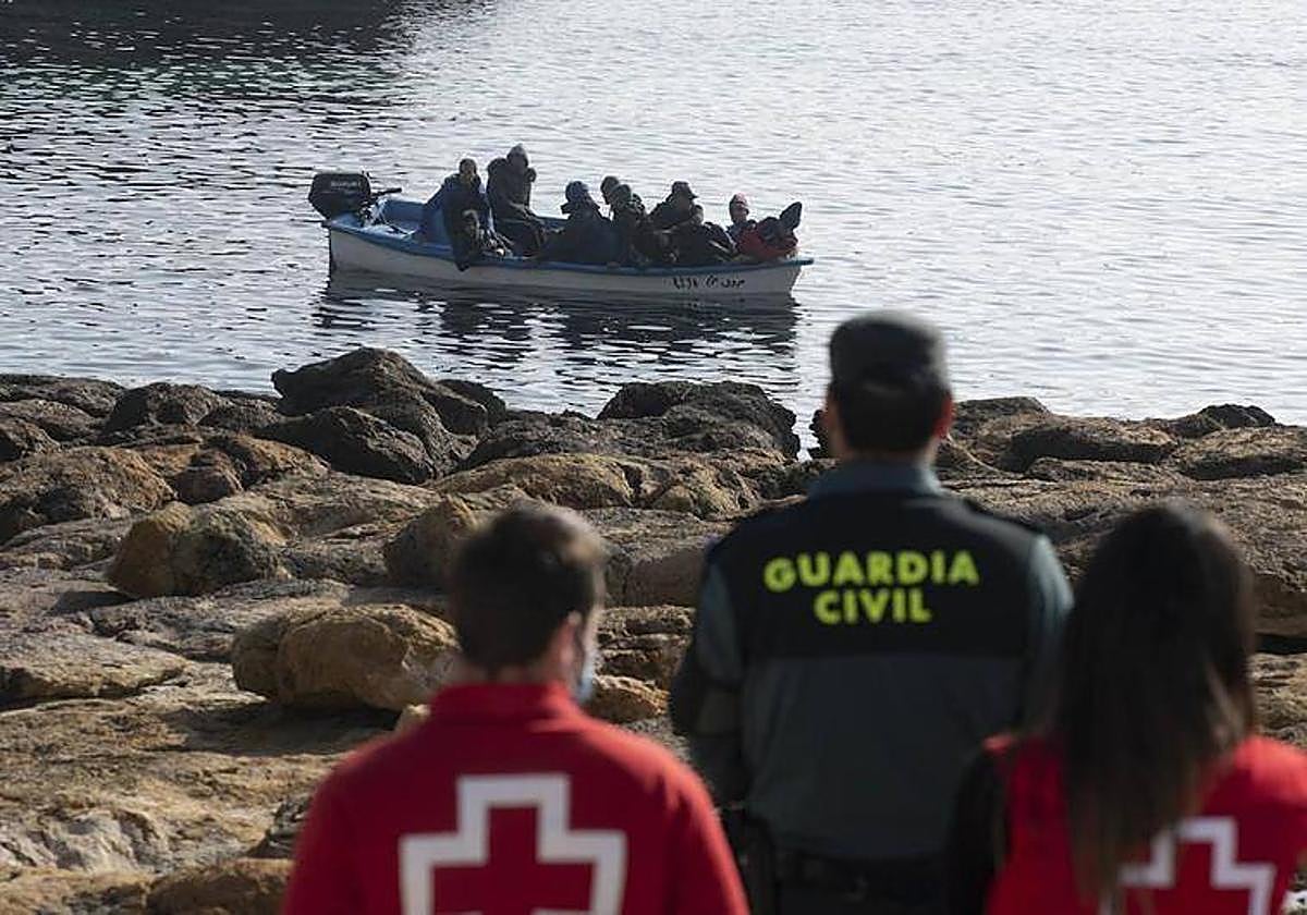 Llegada de una patera a la costa de la Región de Murcia, en una imagen de archivo.