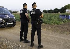 Dos agentes de la Policía Local de Lorca, durante un servicio de vigilancia.