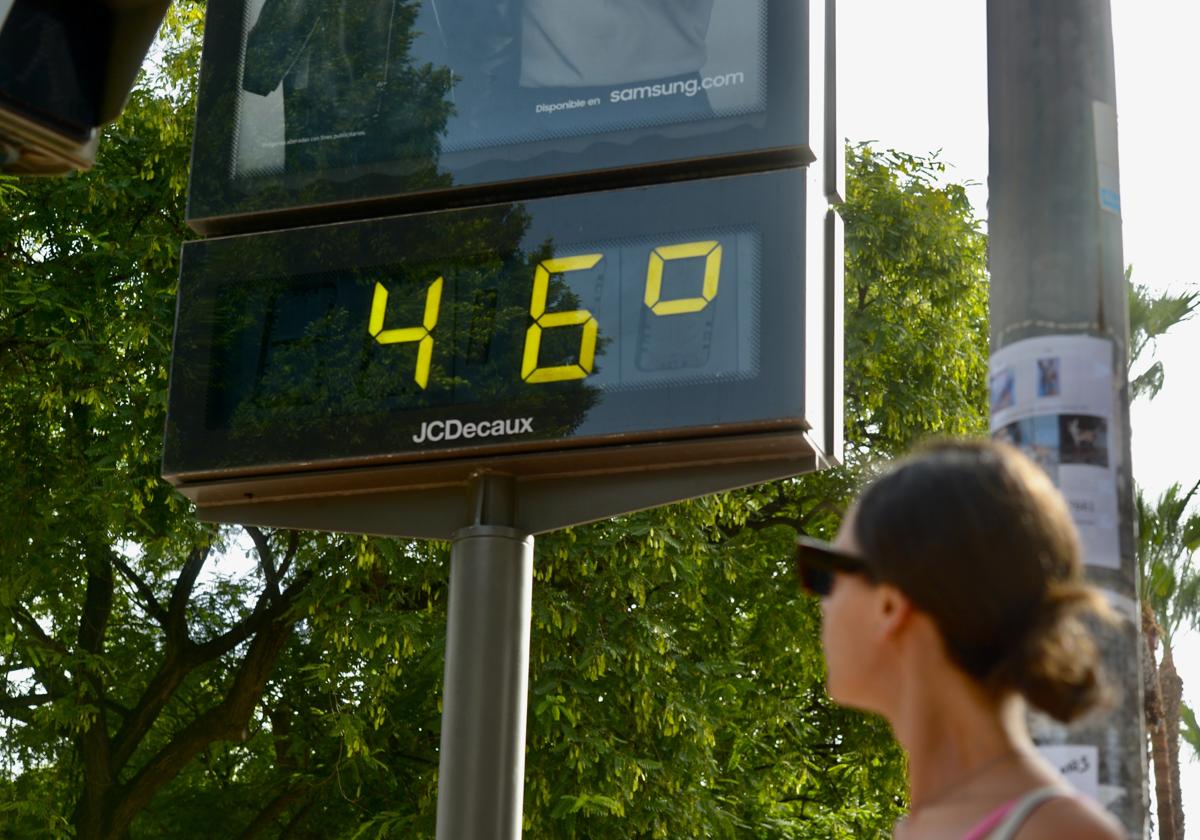 Una mujer mira un termómetro en Murcia, este pasado jueves.