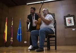 Miguel Poveda, este viernes, junto a Juan Ramón Caro a la guitarra.