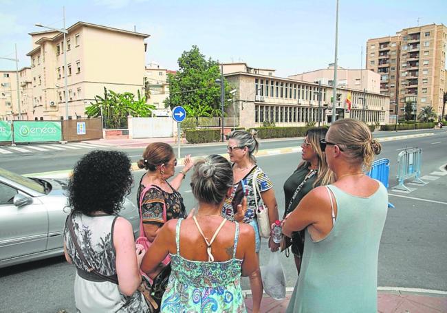 Familiares de los guardias civiles del cuartel de Ángel Bruna.