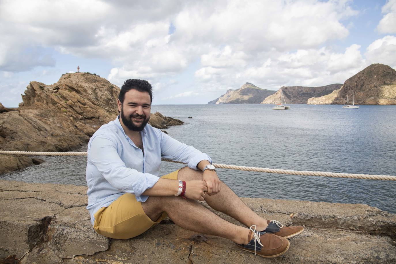 Joaquín Zapata en su lugar preferido de La Unión, la playa del Lastre, en la bahía de Portmán.