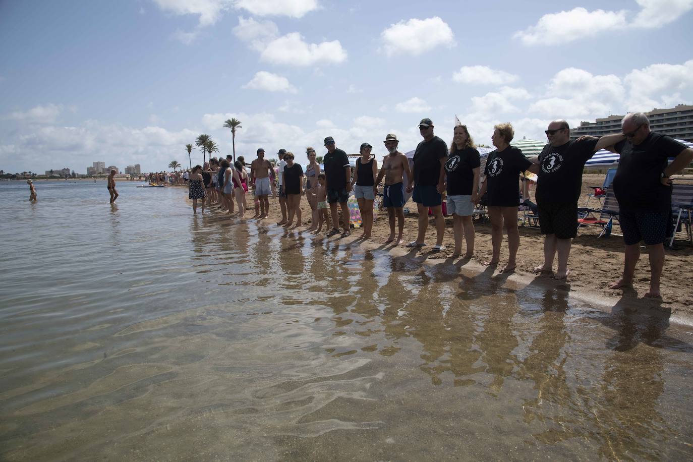 El tercer abrazo al Mar Menor, en imágenes