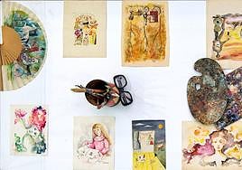 Algunas de sus obras pictóricas, con sus colores genuinos, y sus gafas archiconocidas.