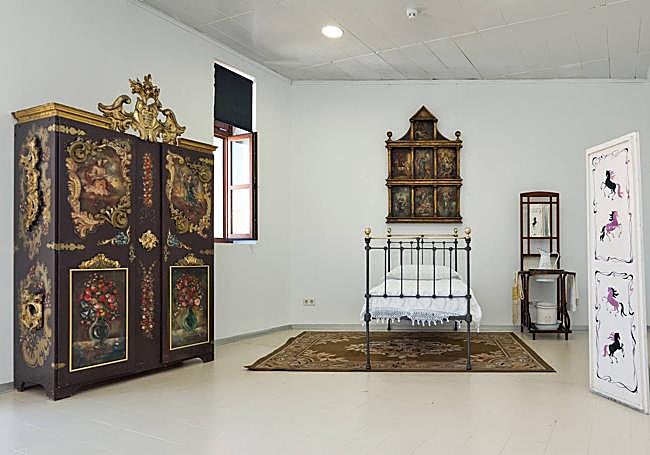 «Una sugerente invitación a su mundo a medio camino entre el barroco, el modernismo, el surrealismo y el cubismo», recuerda su discípulo, Esteban Bernal Aguirre, sobre la casa de Asensio.