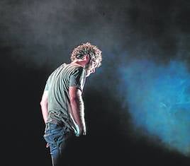 Rubén de Eguía, durante su interpretación en el Festival de San Javier del monólogo de Alberto Conejero 'En mitad de tanto fuego'.