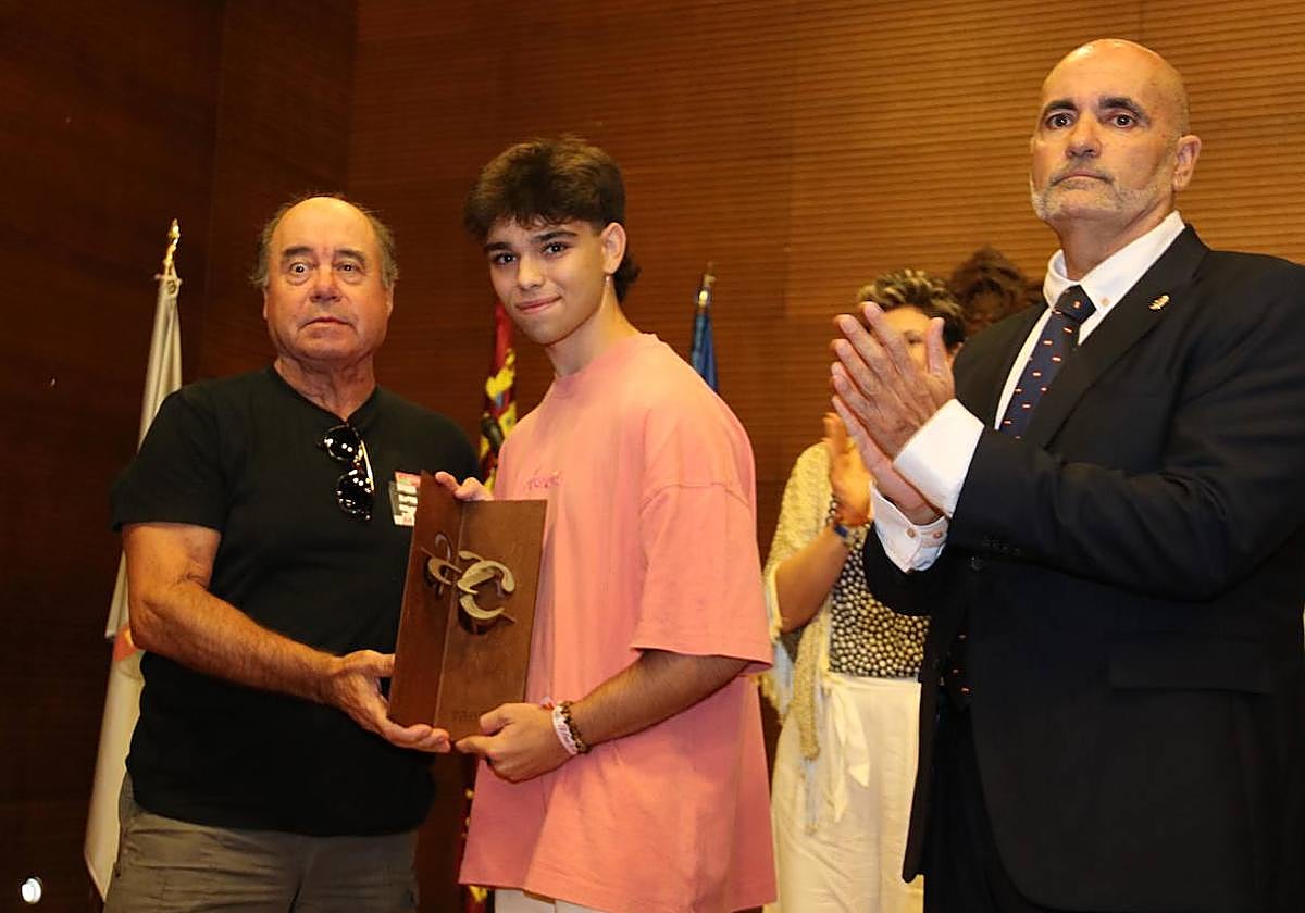 El joven trovero 'El Parra', con el trofeo Ángel Cegarra del Cante de las Minas
