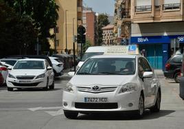 El coche de una autoescuela, durante una clase práctica por el centro de Murcia, hace unos días.