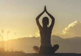 Una mujer practica yoga, en imagen de archivo.