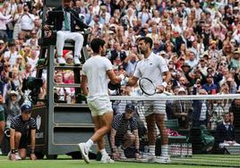 Carlos Alcaraz y Djokovic se dan la mano tras la final que ganó el murciano al serbio en Wimbledon, el 16 de julio.