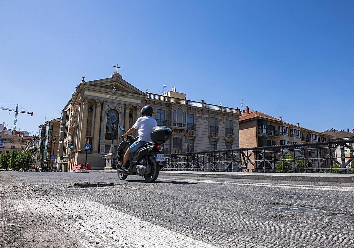 Estado del pavimento del Puente Viejo de Murcia, este lunes.