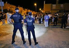 Cuatro agentes de la Policía Local vigilan a un grupo de jóvenes en un solar a la entrada de Cabo de Palos.