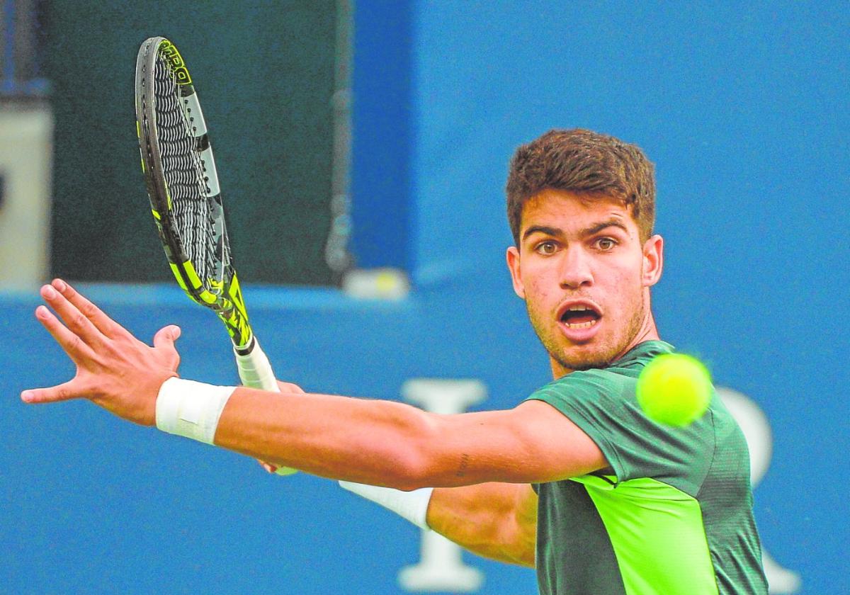 Carlos Alcaraz se prepara para golpear una bola en el partido que perdió ante Tommy Paul en el Masters 1000 de Toronto.