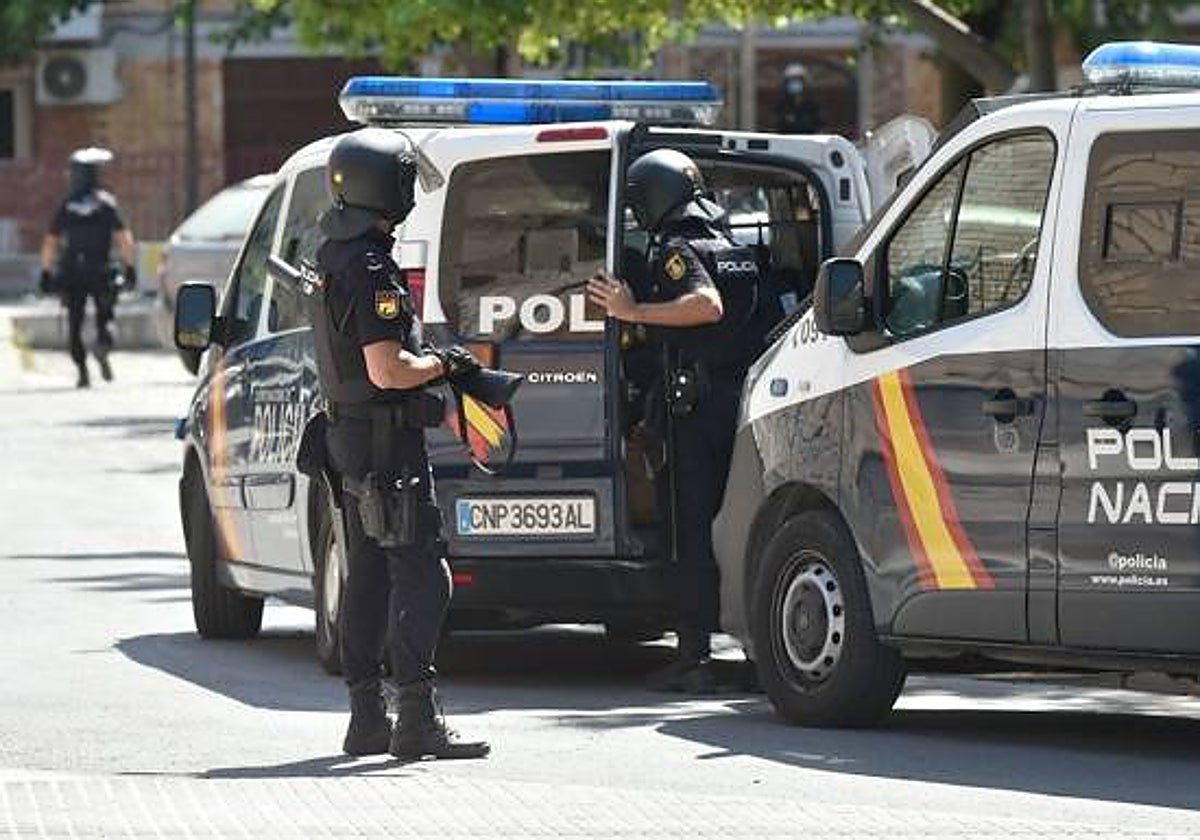 Agentes de la Policía Nacional en una redada en una fotografía de archivo.