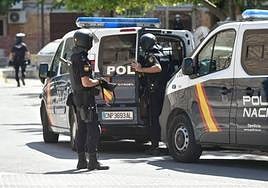 Agentes de la Policía Nacional en una redada en una fotografía de archivo.