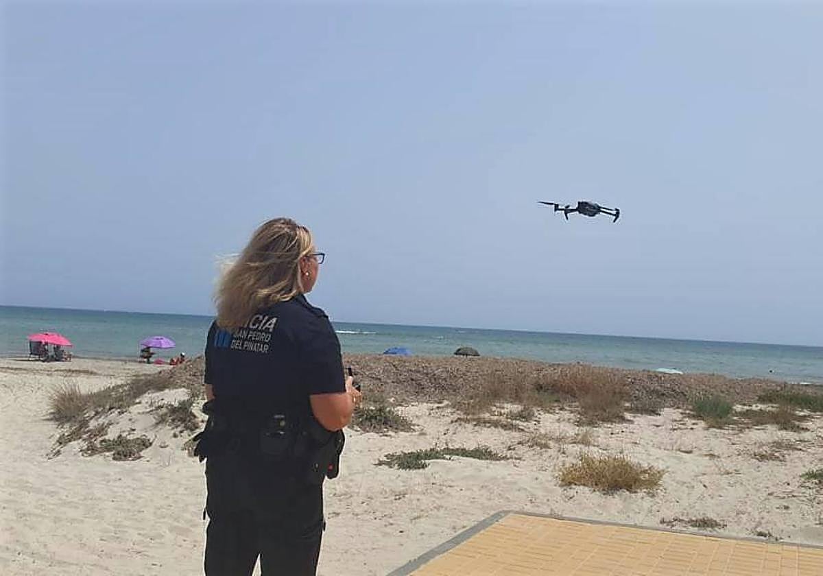 Una agente de la Policía Local de San Pedro del Pinatar utiliza el dron para vigilar las playas.