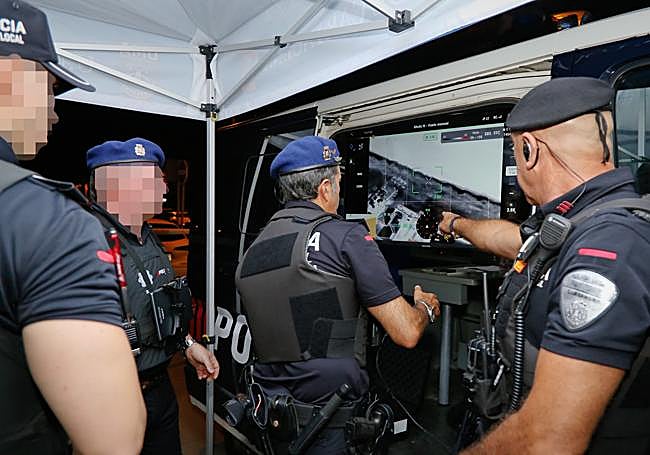 Agentes de Policía Local controlan los botellones en la zona de Cabo de Palos y La Manga utilizando un dron.