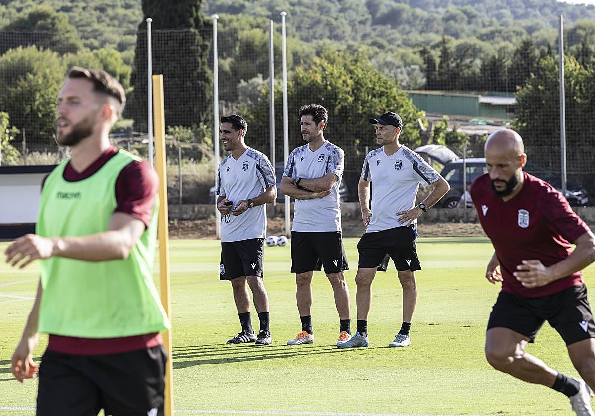 Paco Imbernón, Víctor Sánchez del Amo y Giannis Kontoes observan las evoluciones de un entrenamiento en La Manga Club.