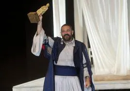 El popular actor Pepón Nieto, este lunes, en el escenario del Parque Almansa, donde recibió el premio del 53 Festival de San Javier.