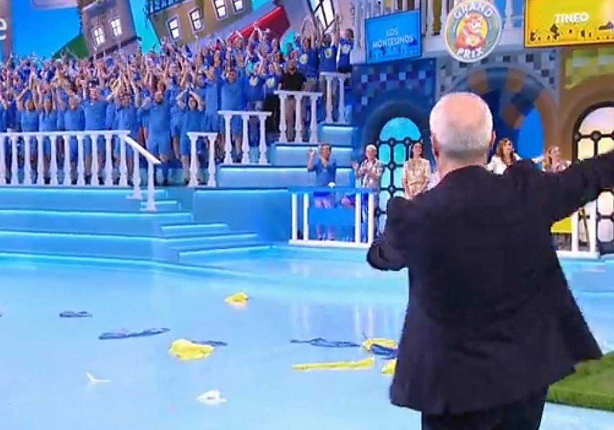 Los participantes de Los Montesinos saludan al presentador, Ramón García.