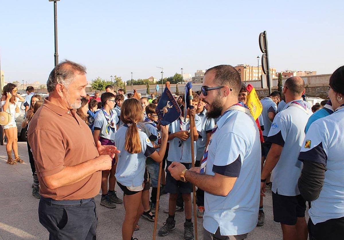 El concejal lorquino Ángel Meca, este martes, en la recepción de los jóvenes que han participado en el campamento 'Helios 2023'.