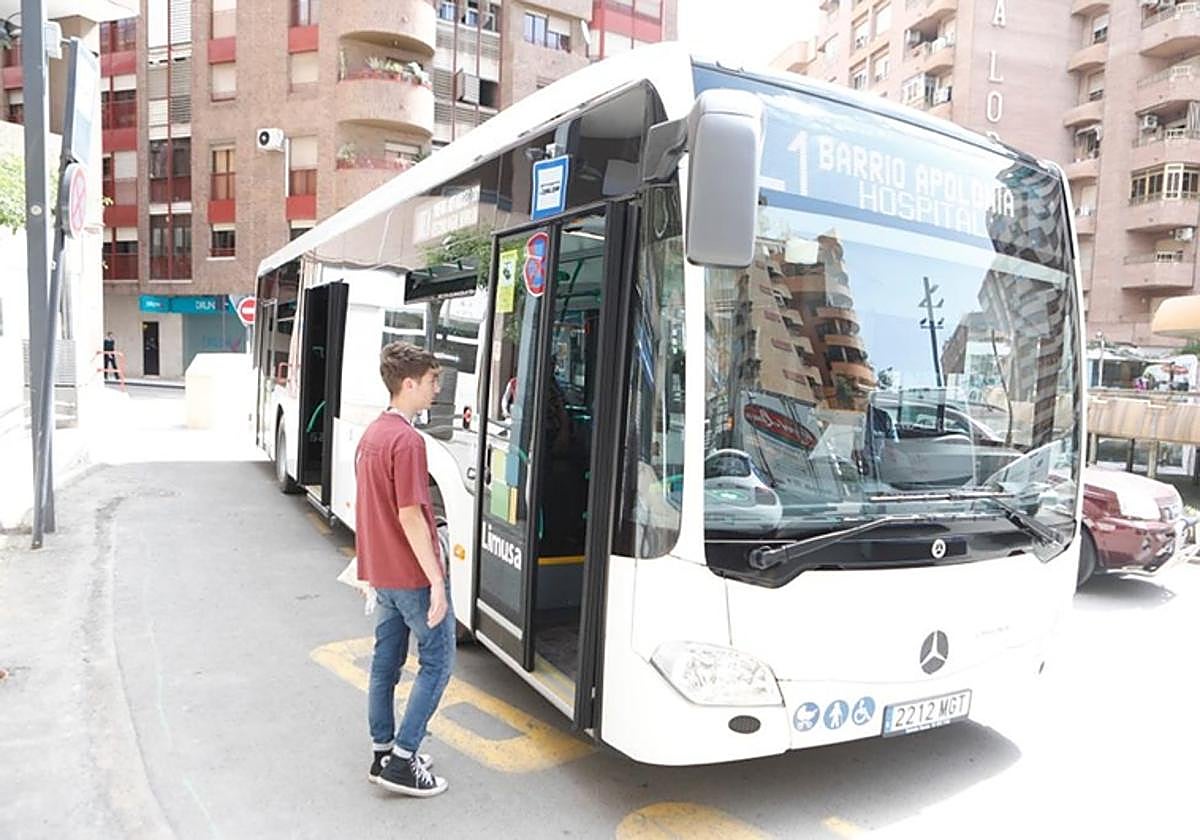 Uno de los nuevos autobuses de la flota en la parada de la plaza Óvalo.